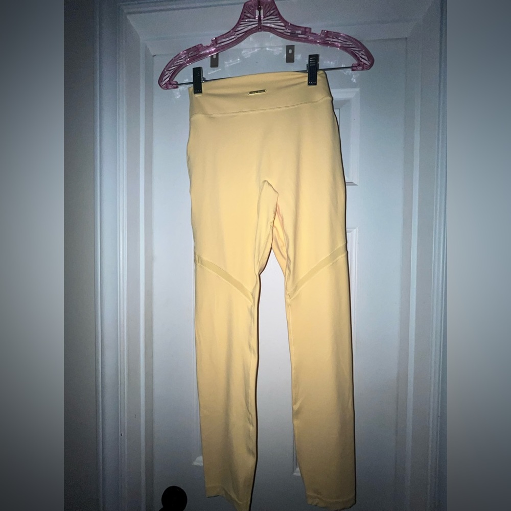 🦈 NWOT GYMSHARK X WHITNEY SIMMONS LEGGINGS - YELLOW - SZ SMALL